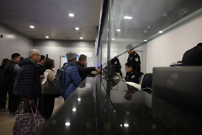 上海公安出入境管理部门配足值守警力，开足办证专窗，为返乡台胞提供便捷的出入境办证服务。