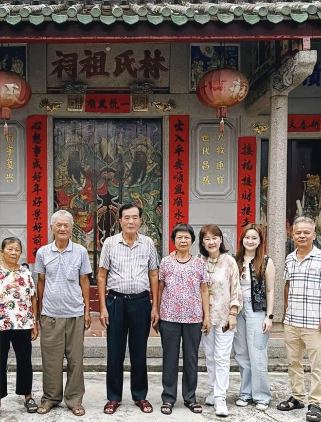 简（右二）回到中国寻亲，与亲人在祖祠前留影。（图/由被访者提供）