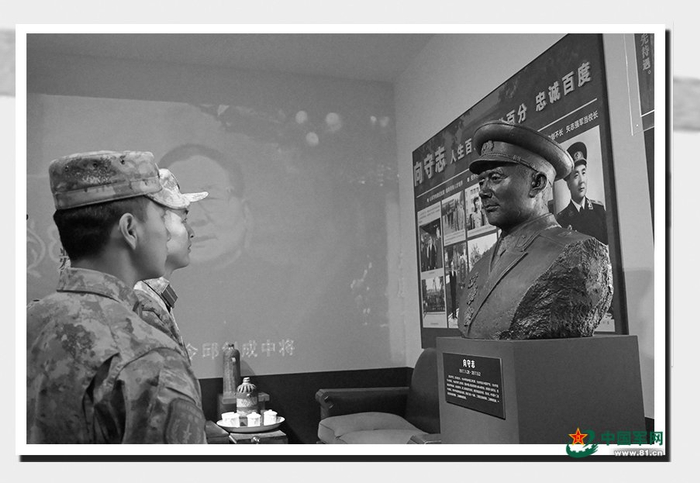 　　火箭军工程大学学员参观校史馆。陈李嘉乐摄