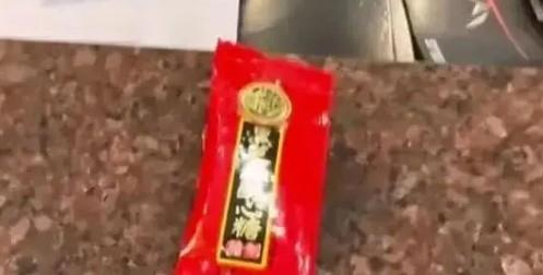 米兰前台小哥拿出的糖纸 图片来源：网络