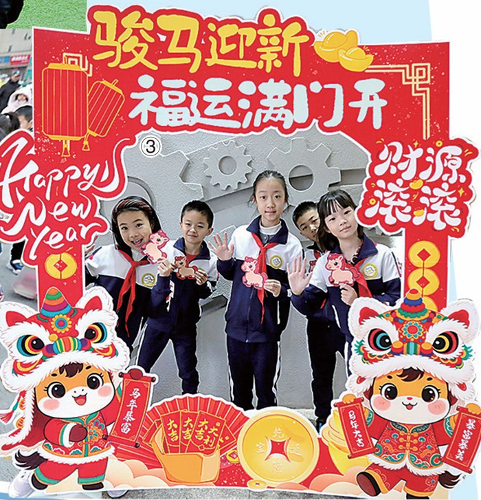 青岛市北区第二实验小学的学生在学校背景墙前合影。韩星 摄