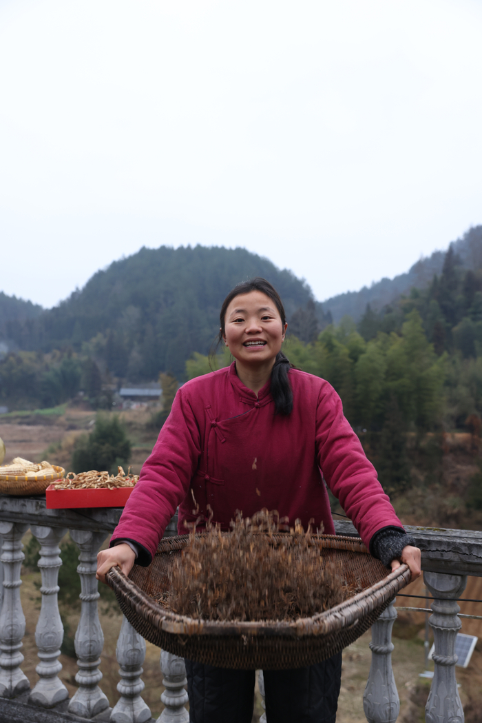 春耕时节,她带着新的土豆种植技术挨家挨户说服村民,上门收购村民滞销的土豆片、黄豆等农产品,通过直播帮村民销往全国。