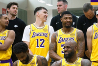 湖人官推晒拍摄全家福花絮照：笑容满面