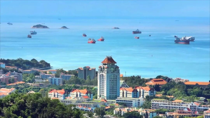 潮起东南，风正帆悬。八闽大地正以深学细悟的政治自觉、笃行实干的行动自觉，把决策部署转化为具体举措，把民生关切转化为幸福实景，以经济大省的担当扛起使命，在中国式现代化建设中奋勇争先，奋力谱写新征程新福建建设新篇章！