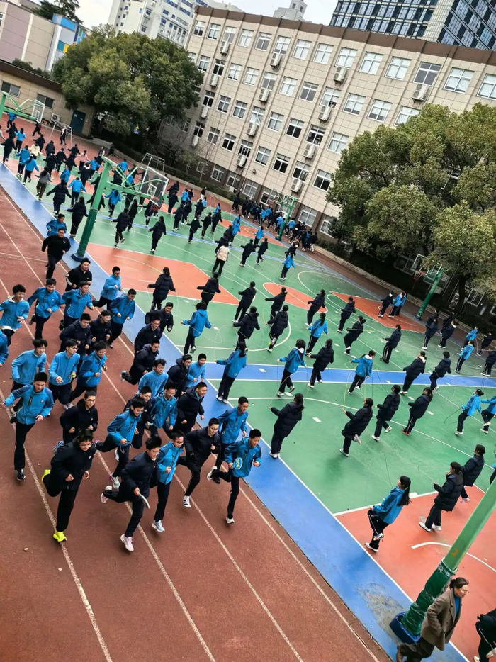 宁波市第十五中学的学生正在训练。学校供图