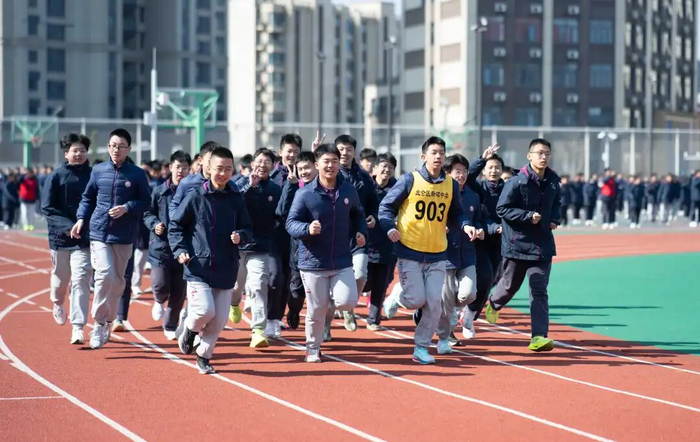 新碶中学的同学正在日常训练。学校供图