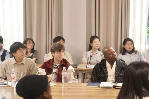 史蒂芬和同学参加阅读研讨会。供图