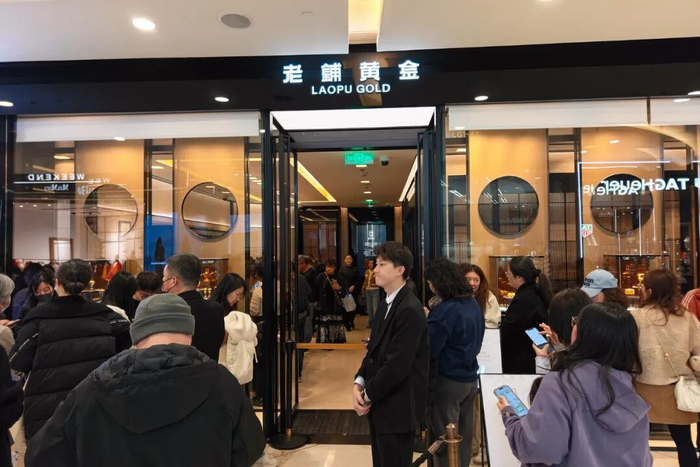 2026年2月23日，顾客在上海老铺黄金门店排队选购 / 图源：视觉中国