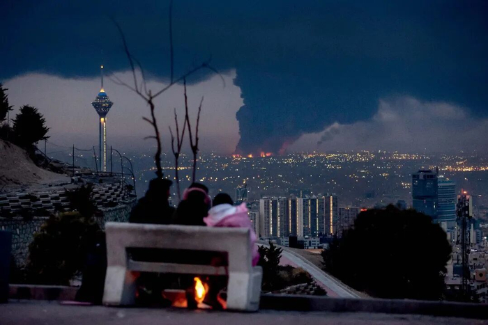 3月8日，伊朗德黑兰，沙赫兰油库在被美以袭击后起火。图/视觉中国