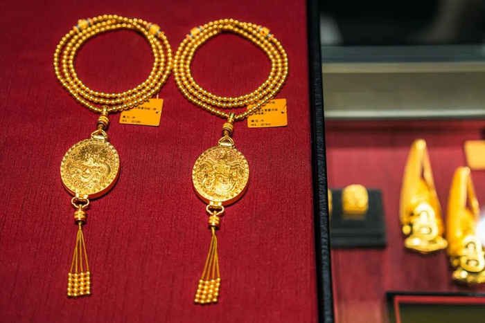 老铺黄金门店展示的饰品 / 图源：视觉中国