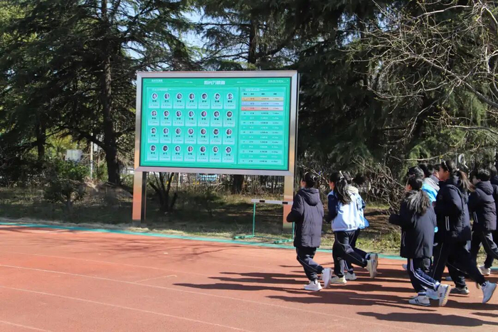 宁波市实验学校的学生在操场训练。学校供图