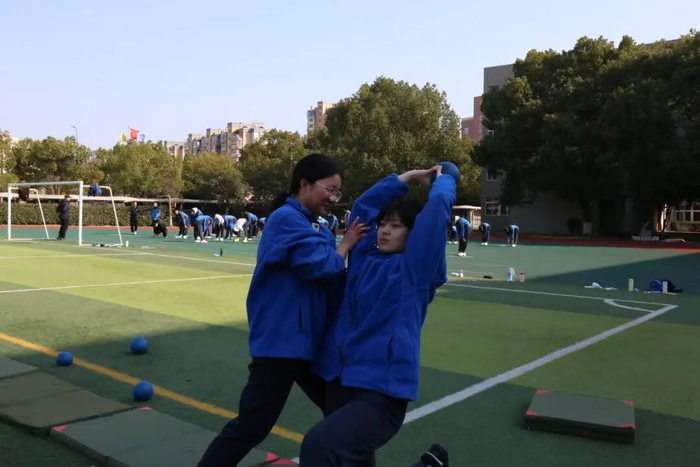 庐山中学的学生进行实心球训练。学校供图