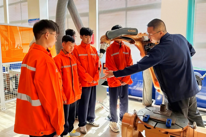 “临沧•崇明 海洋装备工培养基地”校企联合办学培养更多“海装”人才。临翔区融媒体中心供图