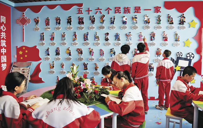 学生在沉浸式体验中厚植民族情感、凝聚团结力量。李庆玲 摄