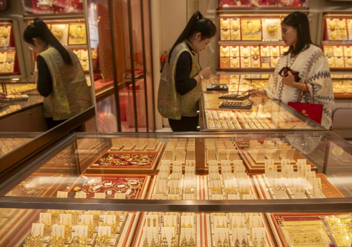 金价上涨催生了代购市场 / 图源：新华社