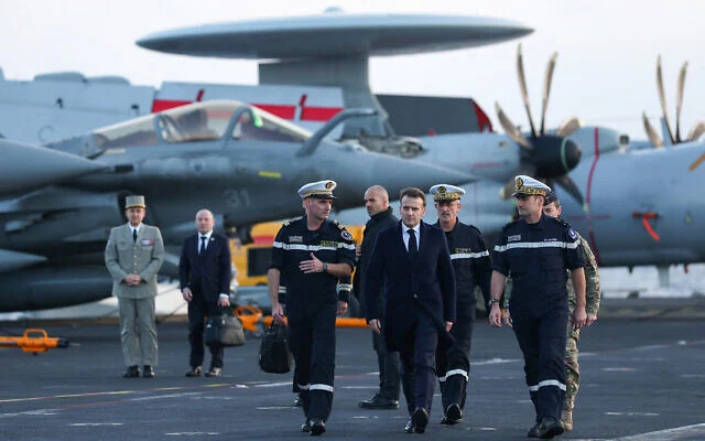   马克龙9日登上法国海军“戴高乐”号航母视察。图源：法媒