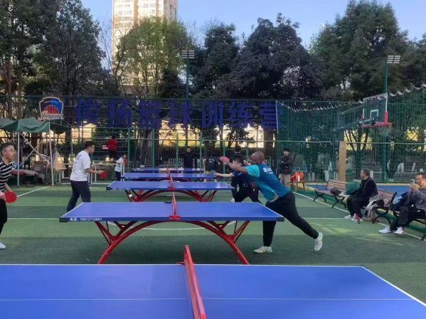 史蒂芬和朋友打乒乓球。供图