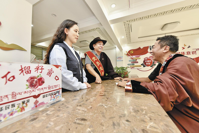 “石榴籽窗口”让便民服务提质增效。李娜 魏雅琪 摄