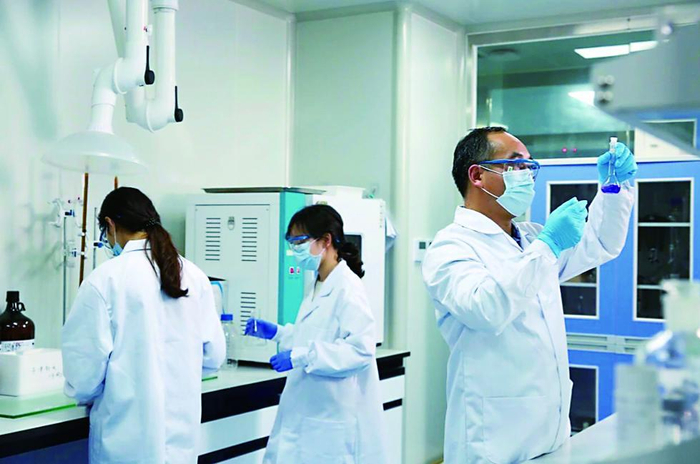     研发人员在做实验测试