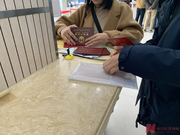 办理房屋交易的市民 图片来源：每经记者 包晶晶 摄