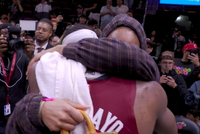 生命中最重要的两个女人！阿德巴约赛后与母亲&amp;女友阿贾拥抱！