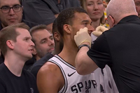 今天强度不小~文班突破被豪泽一掌扇到脸上 有点出血下场处理