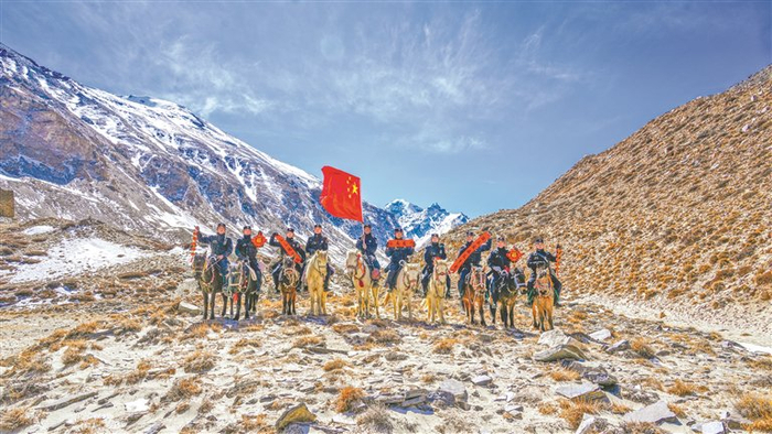 图为琼孜边境派出所民警在巡边路上展示鲜红喜庆的对联与福字。记者 旦增嘎瓦 通讯员 叶轶 摄影