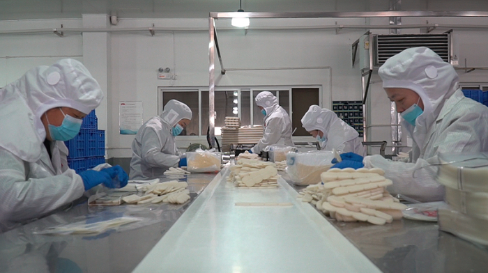 天丰食品正在加工年糕。黄山区委宣传部供图