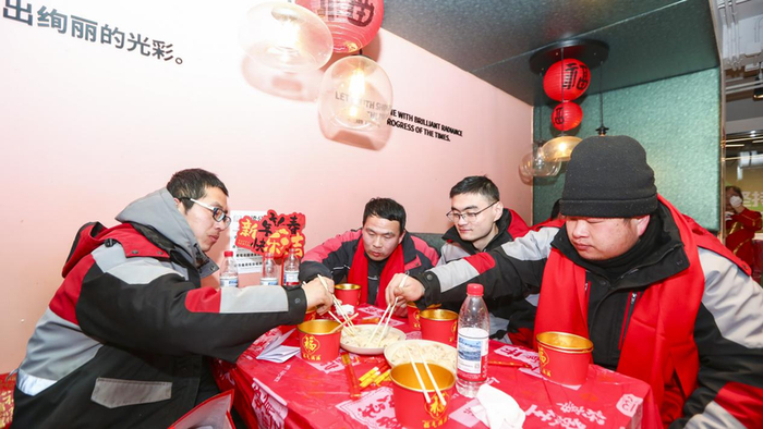 小年当晚，豆各庄地区慰问快递员、外卖员等新就业群体。受访者供图