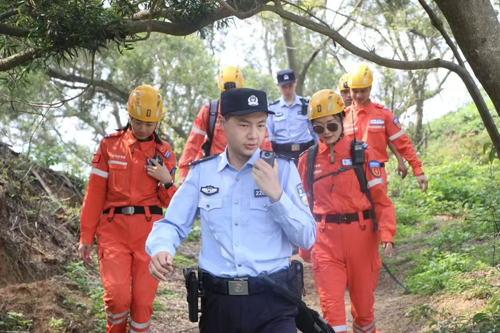 民警与北极星救援队相互配合开展救援行动。（厦门莲前派出所供图）