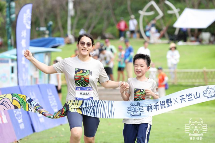 “林听天竺越野赛”活动现场，亲子一起参赛。（林听悦野、厦门天竺山景区供图）
