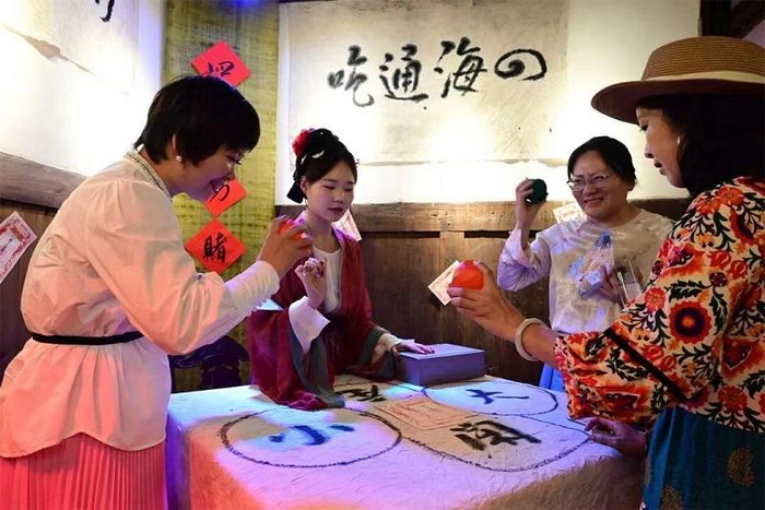 绣造女儿国“女儿国•沉浸秘境”吸引游客探索。图片来源福州市商务局。