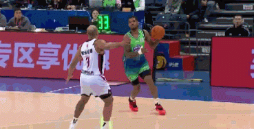 五佳球来了！大卫·詹姆斯空接隔人背扣打停浙江