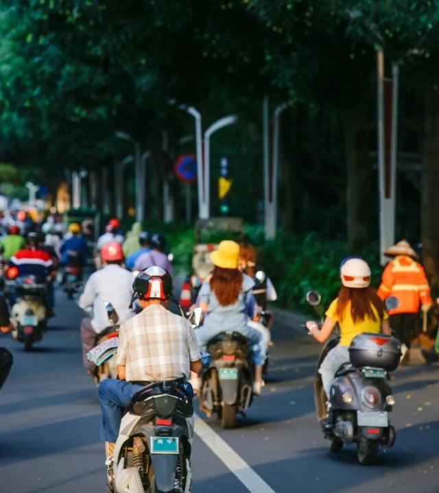 行驶中的电动自行车 图/图虫创意