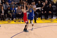 又被追回来了！霍福德对布泽利斯三分犯规 目前公牛落后1分