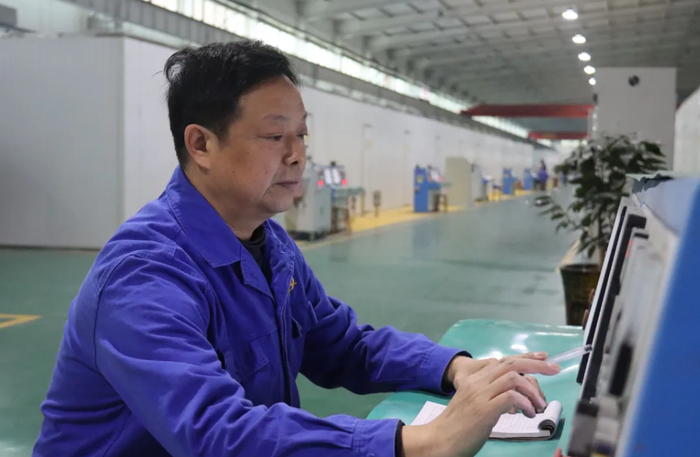 全国人大代表、中国兵器首席技师、中兵红箭创新工作室负责人胡来运。