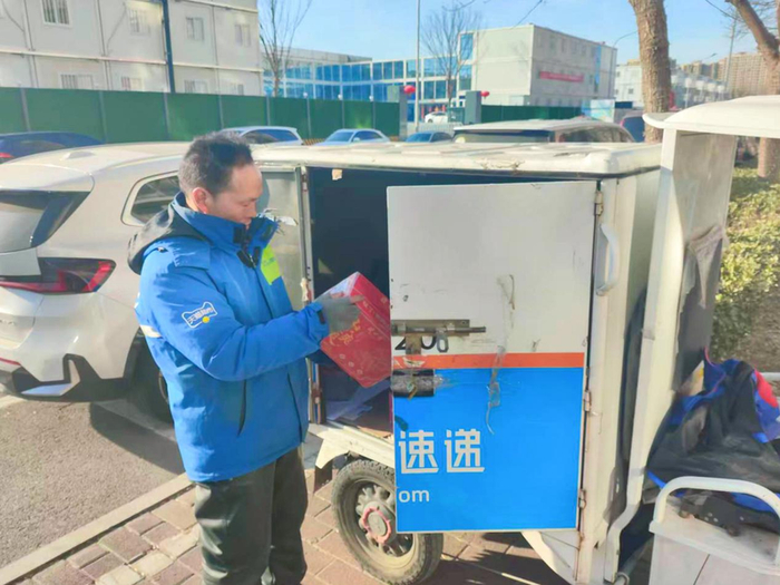 快递员李永锋日常工作。受访者供图