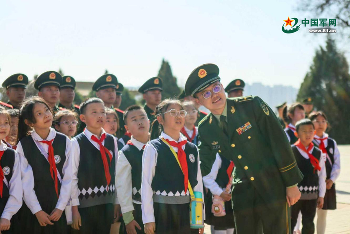 　　李俊杰和孩子们在一起。（资料图）