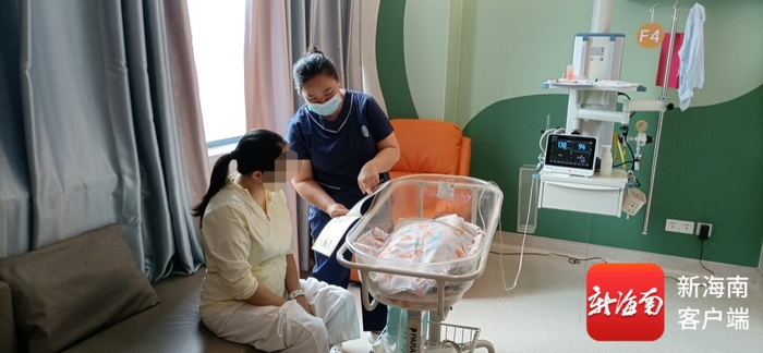 在海南省妇女儿童医学中心，医护人员在新生儿“家庭参与式照护病房”内对宝妈进行指导。记者 王康景 摄