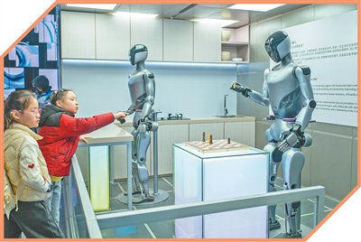 在上海科技馆，观众参观展出的人形机器人。王初摄（影像中国）