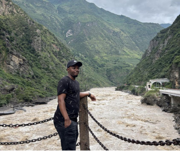 2024年7月13日，史蒂芬在独龙江畔留影。供图