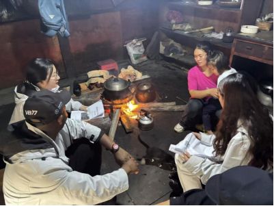 2024年7月16日，史蒂芬与同学在独龙族家庭火塘旁围坐交流。供图