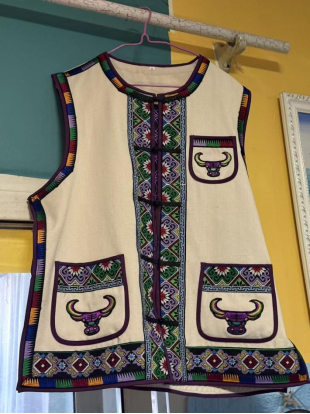 史蒂芬将独龙族传统服饰悬挂在宿舍显眼处。供图