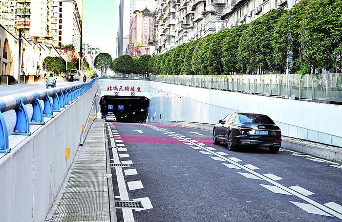     北城天街隧道入口