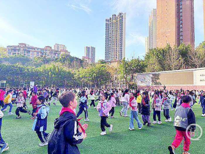     学生在操场锻炼