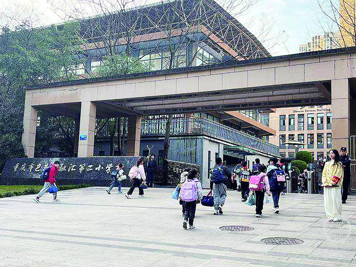     8：30开始，学生陆续进入校园。