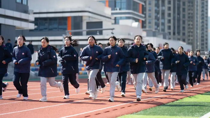新碶中学的学生正在常规训练。学校供图