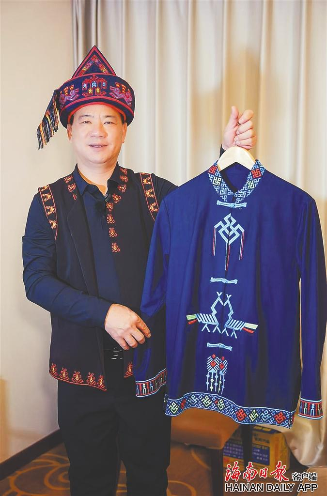 苏少洪展示黎族服装。海南日报全媒体特派记者 谢式伟 摄