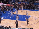 闪转腾挪！莫布里篮下连续转身晃动 起身强攻打板命中