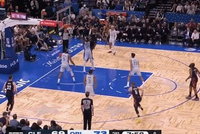 闪转腾挪！莫布里篮下连续转身晃动 起身强攻打板命中